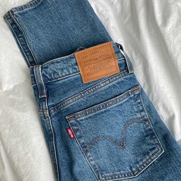 Levi’s Wedgie Straight Jeans - Picture 2 of 7